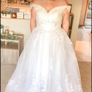 Never worn Wedding Dress